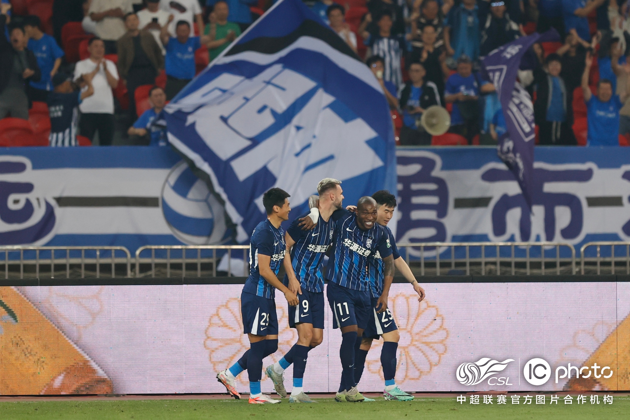 开云体育官网-加时末段体能课后，武汉三镇复出首秀备战社区盾，球迷炸锅，身体对抗强度拉满的简单介绍