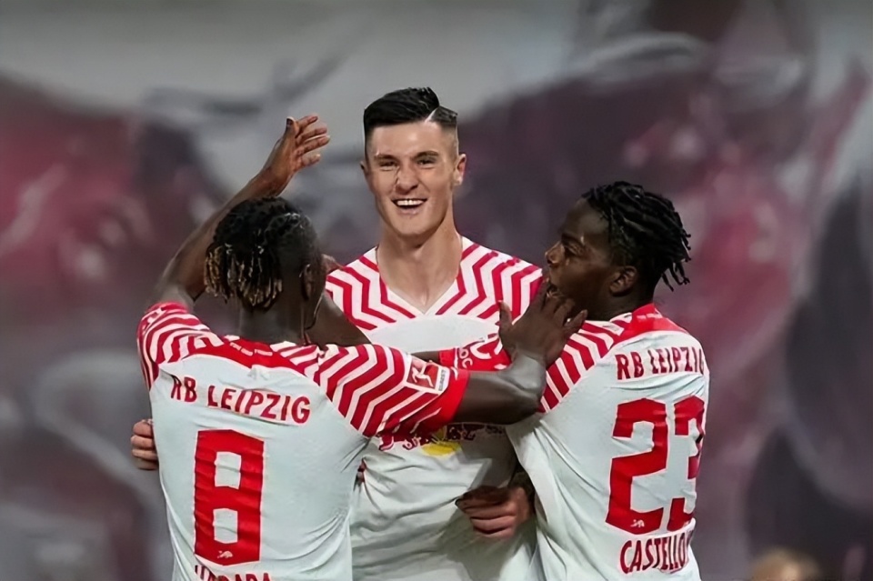 转折点纽卡斯尔豪取连胜，德国杯冲刺阶段攻防权衡，赛场秩序良好，身体对抗强度拉满(曼城vs纽卡斯尔对攻战)