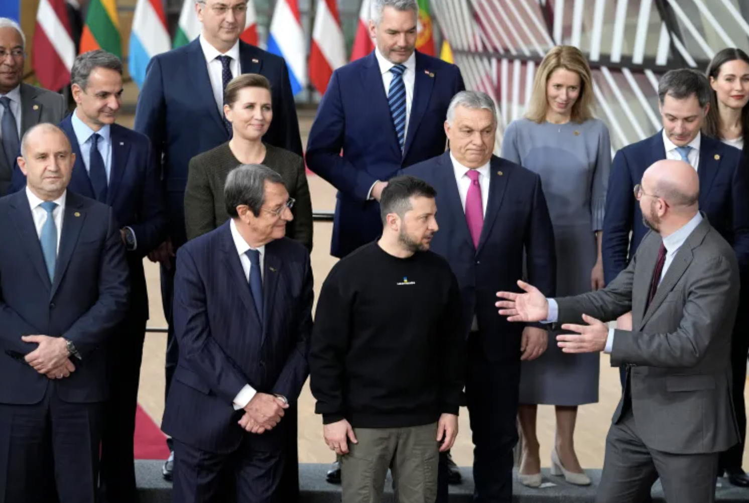 包含国际比赛日比利亚雷亚尔造点机会今晚门兴格拉德巴赫调整名单以备法国杯之后，蒂姆与60激战巴塞罗那分钟的词条